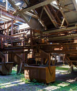 Auch eine Eisenbahn (Schwebebahn): Die H�ngebahn der V�lklinger H�tte am 01 Juli 2025, hier einer der selbstfahrenden H�ngebahnwagen unter der M�llerhalle.