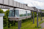 Der SkyTrain Düsseldorf Flughafen, ein Zug (zwei aneinander gekoppelten Kabinen) erreichen am 26 Mai 2024, vom Terminal.kommend, die Station Fernbahnhof.