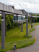 Der SkyTrain Düsseldorf Flughafen, ein Zug (zwei aneinander gekoppelten Kabinen) erreichen am 26 Mai 2024, vom Terminal.kommend, die Station Fernbahnhof.