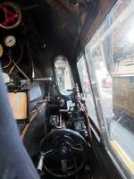 03 2295-8 im Bahnpark Augsburg am 23.08.2015. Führerstand.