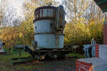 Dreiachsiger Roheisenpfannen-Wagen (oder Gießpfannen-Wagen) ausgestellt im Außenbereich vom Bergbaumuseum Herdorf-Sassenroth des Landkreis Altenkirchen, hier am 03 November 2024.