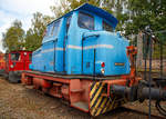 
Von der anderen Seite....
Die Deutz Dieselhydraulische Rangierlokomotive KG 230 B (Deutz 57813), ex DWK 1 (Drahtwerk Köln GmbH), am 02.10.2016 beim Tag der offenen Tür der BLE Butzbach-Licher Eisenbahnfreunde e. V. in Butzbach.

Die Lok wurde 1964 bei Deutz unter der Fabriknummer 57813, für F&G - Felten & Guilleaume Carlswerk Eisen und Stahl GmbH in Köln-Mülheim gebaut. F&G fimierte später als ARBED-F&G Drahtwerke Köln GmbH, dann als TrefilEUROPE Drahtwerk Köln GmbH und seit 1995 als DWK Drahtwerk Köln GmbH (zur Saarstahl Gruppe). Im Jahr 2011 wurde sie bei der DWK ausgemustert und ging an den Händler EBO - Eisenbahnbedarf Bad Orb Stephan Karkowski.

Technische Daten:
Typ: KG 230 B
Spurweite: 1.435 mm (Normalspur)
Leistung: 170 kW (230 PS)
Achsanzahl: zwei (B-dh)
Motor: KHD A12L714
Getriebe: Voith L33y
Antriebübertragung: Der Antrieb der Achsen erfolgt über Gelenkwelle
Dienstgewicht: 32 t
Höchstgeschwindigkeit: 30 km/h
Länge über Puffer: 8.030 mm 

Typ KG 230 B = Kleinlok mit Gelenkwelle 230 PS und zwei Achsen