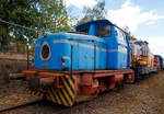 
Die Deutz Dieselhydraulische Rangierlokomotive KG 230 B (Deutz 57813), ex DWK 1 (Drahtwerk Köln GmbH), am 02.10.2016 beim Tag der offenen Tür der BLE Butzbach-Licher Eisenbahnfreunde e. V. in Butzbach.

Die Lok wurde 1964 bei Deutz unter der Fabriknummer 57813, für F&G - Felten & Guilleaume Carlswerk Eisen und Stahl GmbH in Köln-Mülheim gebaut. F&G fimierte später als ARBED-F&G Drahtwerke Köln GmbH, dann als TrefilEUROPE Drahtwerk Köln GmbH und seit 1995 als DWK Drahtwerk Köln GmbH (zur Saarstahl Gruppe). Im Jahr 2011 wurde sie bei der DWK ausgemustert und ging an den Händler EBO - Eisenbahnbedarf Bad Orb Stephan Karkowski.

Technische Daten:
Typ: KG 230 B
Spurweite: 1.435 mm (Normalspur)
Leistung: 170 kW (230 PS)
Achsanzahl: zwei (B-dh)
Motor: KHD A12L714
Getriebe: Voith L33y
Antriebübertragung: Der Antrieb der Achsen erfolgt über Gelenkwelle
Dienstgewicht: 32 t
Höchstgeschwindigkeit: 30 km/h
Länge über Puffer: 8.030 mm 

Typ KG 230 B = Kleinlok mit Gelenkwelle 230 PS und zwei Achsen
