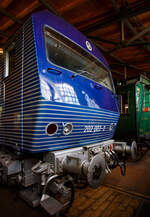 Blick auf die F�hrerstandseite 2 derDieselelektrische Versuchslokomotive 202 003-0 „UmAn“ mit neuem Hochgeschwindigkeits-Antrieb und mit Stromlinienkopf, die vierachsige Henschel-BBC DE 2500, ausgestellt im Deutschen Technikmuseum Berlin  ...