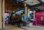 Der detailgetreue Nachbau von 1912 der Dampflok BEUTH, die erste eigenst�ndig in Deutschland entwickelte Dampflokomotive, ausgestellt im Deutschen Technikmuseum Berlin (bis 1996 Museum f�r Verkehr und Technik), hier am 22 September 2026.

Die von August Borsig 1844 konstruierte und in seine Borsigwerke in Berlin mit Werknummer 24 gebaute Lokomotive BEUTH gilt als die erste eigenst�ndig in Deutschland entwickelte Dampflokomotive. Vorher baute Borsig Lokomotiven nach amerikanischen Vorbildern nach. Die Lok gewann ein Wettrennen gegen ein Modell von Stephenson mit etwa zehn Minuten Vorsprung und galt f�r die folgenden zehn Jahre als Prototyp schneller deutscher Lokomotivkonstruktionen. Eine angetriebene Achse und zwei Laufachsen (1A1) sowie ein Stehkessel sorgten f�r vergleichsweise hohe Geschwindigkeiten (von bis zu 42 km/h. Sie bekam ihren Namen nach dem Leiter der preu�ischen Gewerbeakademie Christian Peter Wilhelm Beuth, der August Borsig prophezeit hatte, dass aus ihm nie etwas werden w�rde. Ein detailgetreuer Nachbau der Lok aus dem Jahr 1912 ist heute im Deutschen Technikmuseum Berlin ausgestellt, die Original-Lokomotive wurde 1864 ausgemustert und verschrottet.

Die Adler, von der englischen Lokomotivfabrik Robert Stephenson & Co., war 1835 die erste funktionsf�hige in Deutschland eingesetzte Dampflokomotive. Bereits 5 Jahre sp�ter (1840) baute Borsig die ersten Lokomotiven nach amerikanischen Vorbildern und ab 1844 nach eigenen Konstruktionen. 

Konstruktionsmerkmale
Die BEUTH besitzt gegen�ber dem ADLER au�enliegende, gr��ere Zylinder. Damit konnte auf eine aufw�ndig zu fertigende Kropfachse verzichtet werden. Die Treibstangen der Zylinder wirken direkt auf den in der Mitte liegenden Treibradsatz �ber exzentrisch in die Radsterne eingepresste Zapfen. Damit sind die Treibzapfen und Treibstangenlager mit h�chsten Scherkr�ften auch zum Abschmieren und zur Kontrolle leichter zug�nglich. Der h�here Dampfverbrauch des Antriebs erforderte einen leistungsst�rkeren und gr��eren Dampfkessel in Form eines Lang- und eines Stehkessels mit hochliegendem Dampfdom. Dieser kuppelartige Stehkessel ist typisch f�r alle fr�hen Borsig-Konstruktionen wie die Borsig und die auf die Beuth folgende Borussia. Der hintere Laufradsatz unter dem offenen F�hrerstand der Beuth kommt bei vielen sp�teren Konstruktionen ebenfalls vor. Die Beuth ist damit eigentlich die erste in Serie produzierte Dampflokomotive mit klassischen Merkmalen, wie sie weltweit in fast allen sp�teren Konstruktionen Verwendung fanden.

Fertigung und Einsatz
Die Beuth wurde 1844 auf der Berliner Gewerbeausstellung gezeigt und dann von der Berlin-Anhaltischen Eisenbahn eingesetzt. Diese Bauart wurde in insgesamt 71 Exemplaren bereits in einer Art Serie hergestellt und fand im gesamten norddeutschen Raum Verwendung. Die Weiterentwicklung der Beuth von Borsig ging als Borussia von 1844 z. B. auf der K�ln-Mindener Eisenbahn in Betrieb.

TECHNISCHE DATEN (Original):
Baujahr: 1844 
Ausmusterung: 1864
Hersteller: BORSIG GmbH in Berlin
Spurweite: 1.435 mm (Normalspur)
Achsfolge: 1A1 
L�nge �ber Puffer (Lok und Tender): 11.530 mm
Achsabstand: 3.810
Treibraddurchmesser: 1.524 mm
Laufraddurchmesser vorn/hinten: 990 mm
H�chstgeschwindigkeit: 42 km/h
Dienstgewicht: 14,4 t
Leistung: 68 PS PS (50 kW)
Zylinderanzahl: 2 (� 330 mm x 559 mm Hub)
Kessel�berdruck: 5,5 bar 
Rostfl�che: 0,83 m�
Verdampfungsheizfl�che: 46,56 m�
Gesamtheizfl�che: 46,6 m�
