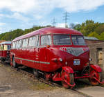   Der Schienen-Straßen-Omnibus, auch kurz Schi-Stra-Bus genannt, ist ein Zweiwegefahrzeug für den Personenverkehr auf Eisenbahnstrecken und Straßen.