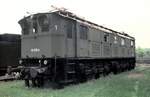 116 008-4 im Eisenbahnmuseum Darmstadt im Mai 1984. Gesamtansicht Antriebsseite.