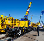 Der KIROW 25t-Gleisbauschienenkran MULTI TASKER KRC 250 LUL (99 70 9319 002-0) und davor der KIROW Weichentransportwagen Switch Tilter LUL (99 70 9358 002-2), präsentiert auf der iaf 2017