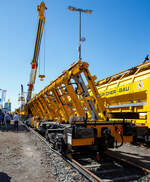 KIROW Weichentransportwagen Switch Tilter LUL (99 70 9358 002-2) und dahinter der KIROW 25t-Gleisbauschienenkran MULTI TASKER KRC 250 LUL (99 70 9319 002-0), präsentiert auf der iaf 2017