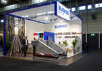 Das wusste ich auch nicht, der Ingenieur Franz Rawie aus Osnabrück ist der Erfinder des Prellbocks. Heute die A. RAWIE GMBH & CO. KG, diese hatte auch einen Stand auf der 28. Internationale Ausstellung Fahrwegtechnik 2022 (iaf) in Münster, hier am 31 Mai 2022, und stellte auch einen Brems-Prellbock aus. 

Bremsprellböcke können deutlich höhere Energien als alle Arten von Festprellböcken aufnehmen. Sie werden in der Regel auf den Fahr- und gegebenenfalls Zusatzschienen mit speziellen Klemmen befestigt, die untereinander mit Schrauben verspannt sind. Diese Klemmen erzeugen eine hohe Reibung und können so beispielsweise einen Zug mit einer Masse von 850 Tonnen auf sieben Metern von 15 km/h bis zum Stillstand abbremsen, ohne die Fahrzeuge zu beschädigen. Ist mit höheren Massen oder Geschwindigkeiten zu rechnen, wird ein Bremsprellbock zusätzlich mit Schleppschwellen ausgerüstet. Diese erfordern jedoch eine Betonplatte als Untergrund und damit einen deutlich höheren Bauaufwand.

Entwickelt und patentiert wurde der Bremsprellbock von Ingenieur Franz Rawie aus Osnabrück, der nach dem Eisenbahnunfall im Centralbahnhof Frankfurt nach einer Lösung zum sicheren Abbremsen von Zügen suchte. Am 06. Dezember  1901 fuhr eine Lokomotive mit dem Ostende-Wien-Express (Zugleiter des Orientexpresses) mitten in die gedeckten Tische des Restaurants der 1. und  2. Klasse vom Centralbahnhof Frankfurt a.M., verletzt wurde keiner, ab der war der Anlass zur Erfindung von Franz Rawie. Bereits 1907 erprobte er sein Bremssystem „Nummer 1“ im Bahnhof Ibbenbüren. Da die Bahn keine ihrer Lokomotiven für den Versuch hergeben wollte, beschleunigte man einige alte Güterwagen durch Pferde und ließ sie auf den Bremsprellbock auflaufen, der sie wirksam abbremste. Danach wurden in den Bahnhöfen Schneidemühl, Duisburg und im Bremer Bahnhof in Osnabrück weitere Bremsprellböcke zu Testzwecken aufgestellt. Nachdem alle Versuche mit dem Bremsprellbock zufriedenstellend ausgefallen waren, wurde 1910 der Frankfurter Hauptbahnhof als erstes mit ihnen ausgestattet.
