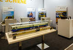 In den Hallen am Stand präsentierte Robel Bahnbaumaschinen GmbH aus Freilassing (gehört zu Plasser & Theurer) auf der 28. Internationale Ausstellung Fahrwegtechnik (iaf) in Münster (hier am 31.05.2022) ein Modell der Schienenbearbeitungsmaschine Robel ROMILL 1445 OGX ein Schienenfräszug für Japan mit Fräs-, Polier- und Messaggregaten (als S2002MG)

Eine solche Maschine wurde für die Rinkai-Linie (Senken Kogyo Co., Ltd. /仙建工業株式会社) in Japan in der dort übliche Spurweite von 1.067 mm (Kapspur) gebaut. 
