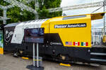 Die Robel Bahnbaumaschinen GmbH (Robel) präsentiert auf der 28. Internationale Ausstellung Fahrwegtechnik 2022 (iaf) in Münster (hier am 31.05.2022) das dreiteilige Schienenbearbeitungssystem ROMILL Urban 3 E³ für die Plasser American Corporation (PAC) mit Sitz in Chesapeake, Virginia. Die Lieferung soll im Sommer 2022 erfolgen. Das Schienenbearbeitungssystem ROMILL Urban E³ ist ein gemeinsames Projekt von Robel, Schweerbau International GmbH & Co.KG (SBI) und Vogel & Plötscher GmbH & Co.KG, es ist die weltweit erste Hybrid-Fräsmaschine von Robel.

Hier das führende 1. Wagenteil (Segment) mit dem Führerstand und der Bedienkabine.
