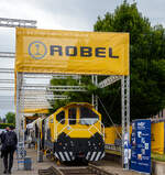 Die Robel Bahnbaumaschinen GmbH aus Freilassing (gehört zu Plasser & Theurer) präsentierte auf der 28. Internationale Ausstellung Fahrwegtechnik (iaf) in Münster (hier am 31.05.2022) das dreiteilige Schienenbearbeitungssystem ROMILL Urban 3 E³ für die Plasser American Corporation (PAC) mit Sitz in Chesapeake, Virginia. Die Lieferung soll im Sommer 2022 erfolgen. Das Schienenbearbeitungssystem ROMILL Urban E³ ist ein gemeinsames Projekt von Robel, Schweerbau International GmbH & Co.KG (SBI) und Vogel & Plötscher GmbH & Co.KG, es ist die weltweit erste Hybrid-Fräsmaschine von Robel. Die Firmen Schweerbau und SBI gehören auch zur Robel Holding GmbH, ex Deutsche Plasser Holding GmbH.

Fahrzeugdesign, Antriebs -und Frästechnologien der Romill Urban E³ wurden von SBI speziell für die U-Bahn Instandhaltung entwickelt. Die drei Einheiten sind für sehr kleine Lichtraumprofile, beispielsweise die der London Underground, ausgelegt und können somit in beinahe allen nordamerikanischen Tunneln eingesetzt werden. Der Hybrid-Antrieb, eine Kombination aus Batteriespeicher und Range-Extender über einen abgasreduzierten Dieselmotor, ermöglicht emissionsfreie Schienenbearbeitung. Der Hybridantrieb ermöglicht mit seiner Hochleistungsbatterie bis zu 3 Stunden emissionsfreien Betrieb (kein CO, CO2 oder NOx etc.). Darüber hinaus fungiert der integrierte Tier-4-F-Dieselmotor als Range Extender und bietet Schnellladefähigkeiten.

Romill Urban E³ ist mit einer neuen, rein elektrischen Frästechnologie ausgestattet, die erstmals auch die Bearbeitung von Gleisen mit geringer Gleislagequalität erlaubt. Die Reprofilierung der Schiene erfolgt staub- und funkenfrei mit vollständigem Recycling der Späne. Zur Erzeugung einer lärmoptimierten Schienenlauffläche kommt zusätzlich ein Hochgeschwindigkeits-Polierprozess zur Anwendung. Das revolutionäre neue Schneidkopfdesign führt zu einer längeren Werkzeuglebensdauer und ermöglicht erweiterte Einsatzmöglichkeiten ohne Werkzeugwechsel. Die Maschine ist mit modernster Messtechnik ausgestattet, darunter Metallabtrag, Querprofil, Längsprofil und Wirbelstromsystem. Durch die modulare Konfiguration ist zur Leistungssteigerung 4-teilige Einheit möglich.

Durch das kompakte Layout der Fräsmaschine passt sie die engsten U-Bahn-Tunnel. Sein ergonomisches dreiteiliges Maschinendesign ermöglicht eine schnelle De-/Remontage und einen einfachen LKW-Transport zwischen den Einsatzorten.

TECHNISCHE DATEN:
Fahrzeuglänge: 23.000 mm
Breite: 2.350 mm
Höhe: 2.850 mm
Anzahl der Achsen: 6 (3 Wagen mit je 2 Achen)
Gewicht: 77,5 t
Max. Achslast: 13,3 t
Höchstgeschwindigkeit bei Eigenfahrt: 60 km/h (37 mph)
Min. Kurvenradius im Fahrbetrieb: R 30 m (164 ft)
Min. Kurvenradius im Arbeitsbetrieb: R 50 m (99 ft)
Minimalradien für Bearbeitung: 50 m
Minimalradien für Fahrten: 50 m
Hauptmotor :Diesel eu stage V
Optionaler Antrieb: Akku
Vorschub: 300 – 1200 m/h
Abtrag je Überfahrt: 0,1 – 1,5 mm

Quellen: Robel, Plasser American