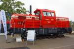 
Der tschechische Hersteller CZ LOKO a.s. präsentierte auf der Inno Trans 2014 in Berlin (hier 26.09.2014) die neue leichte dieselelektrische Rangierlokomotive TME3 – 020 für die weißrussische Eisenbahngesellschaft Belaruskaja tschyhunka (BTsch bzw. BC) in Breitspur (1.520 mm). In Normalspur entspricht sie der tschechischen Baureihe 719.  

Die Lok wurde 2014 von CZ LOKO unter der Fabriknummer 13 – 0670 gebaut.

CZ LOKO hat den Auftrag bekommen asynchrone zweiachsige Lokomotiven der Baureihe TME3 an die Weißrussische Staatsbahn zu liefern. Die letzten Lokomotiven werden bis Ende 2014 geliefert. Der Auftrag hat einen Wert von fast 500 Millionen Kronen.
Die Komponenten für die TME3 Lok wurden von CZ LOKO hergestellt und dann in Weißrussland  zusammengebaut. 

Die neue 719 / TME3 Serie ist für leichte und mittlere Rangierarbeiten entwickelt worden, kann aber auch für leichte Bahnbetrieb eingesetzt werden. Das Fahrgestell hat zwei Radsätze mit Federnsystemen. Jeder Radsatz hat einen eigenen asynchronen Fahrmotor. Die Maschine ist mit einem elektrodynamischen Bremssystem ausgestattet. Ein Caterpillar Dieselmotor C15 treibt einen Siemens-Wechselstromgenerator (1FC2 401-4 V0-25) an, welcher die elektrische Energie liefert,
Das mittige Führerhaus ist klimatisiert und hat zwei komplette Lokführer -Bedienkonsolen.

Technische Daten:
Spurweite: 1.520 mm (Breitspur)
Achsformel: Bo
Länge über Puffer: 10.420 mm
Maximale Breite: 3.100 mm
Maximale Höhe: 4.440 mm
Achsabstand: 5.300 mm
Raddurchmesser: 1.050 mm (neu) 1.010 mm (abgenutzt)
Dienstgewicht: 46 t
Achslast: 23 t
Dieselmotor: Caterpillar C15 6-Zylinder-Dieselreihenmotor
Motorleistung: 403 kW / 1.800 U/min
Generator: Siemens-Wechselstromgenerator 1FC2 401-4 V0-25
Kleinster  befahrbarer Gleisbogen: 80 m (bei 5 km/h)
Anfahrzugkraft: 154 kN
Dauerzugkraft: 121 kN
Höchstgeschwindigkeit:  60 km/h
Tankvolumen: 1.000 l (Diesel)

Quellen: CZ LOKO und Belaruskaja tschyhunka (englische Texte)
