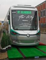 
Škoda Transportation a.s.  aus Pilsen (Tschechische Republik) präsentierte auf der InnoTrans 2014 in Berlin (26.09.2014) die Straßenbahn ForCity Classic Konya – Batterien.

Von Škoda werden im Laufe des Jahres 2015 in die altertümliche türkische Stadt Konya (mehr als 1,1 Millionen Einwohner)  zwölf einzigartige „catenary-free“ Straßenbahnen geliefert. Es handelt sich um ForCity Classic Fahrzeuge (Škoda 28 T), die über den neuesten batteriebetriebenen „oberleitungslosen” Antrieb verfügen, der es den Fahrzeugen ermöglicht, unabhängig von Oberleitungen zu fahren. 

Die Fahrzeuge sollen auf einer neu errichteten Linie mit einer Gesamtlänge von 6 km eingesetzt werden, wobei ein 1,8 km langes Teilstück nicht mit Oberleitungen ausgestattet ist. Im Fall der Straßenbahnen für die türkische Stadt Konya wird Škoda die modernsten Hochleistungsbatterien verwenden. Als eine alternative Lösung bietet Škoda Transportation auch eine Kombination von Traktionsbatterien und Superkondensatoren an. 

Der batteriebetriebene Straßenbahnantrieb wird vor allem in Fällen eingesetzt, in denen die Straßenbahn Gebiete erreichen muss, wo keine Leitungen verlegt werden können, beispielsweise aus ästhetischen Gründen in historischen Stadtzentren. Der Antrieb kann auch bei einer Störung der Oberleitungsstromabnehmer eingesetzt werden und ermöglicht damit eine Entfernung des Fahrzeuges vom frequentierten Ort ohne Verkehrsbeeinträchtigungen. Die Batterien für die oberleitungslosen Straßenbahnen befinden sich in speziellen Behältern am Dach, in denen – je nach der verlangten Einsatzart – Batterien von verschiedenen Typen und Kapazitäten untergebracht werden können. Diese Batterien werden unter dem normalen Oberleitungseinsatz der Straßenbahn, beispielsweise während der Fahrt auf einem Abschnitt mit Oberleitungen, oder beim Stehen im Depot aufgeladen.

Technische Daten:
Spurweite: 1.435 mm
Länge:  32.520 mm
Breite: 2.550 mm
Höhe des Fahrzeuges über dem Stromabnehmer:  3.560 mm
Höchstgeschwindigkeit: 70 km/h
Stromsystem: 750 V DC
Leistung: 4 x 100 kW = 400 kW (kurzzeitig 800 kW)
Niederfluranteil: 100 %
Sitzplätze: 60
