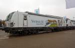 
Die 247 901-2 (92 80 1247 901-2 D-PCW) der Siemens Mobility (eingestellt vom Prüfcenter Wegberg-Wildenrath) der Siemens Vectron DE Prototyp, wurde am Freigelände auf der Inno Trans 2014 in Berlin ausgestellt (hier 26.09.2014). Die Lok hat z.Z. die Zulassungen für Deutschland und Österreich.

Mit dem Vectron hat Siemens ein neues Lokprodukt für Europa entwickelt, das mit verschiedenen Leistungsklassen sowohl im Güterzug- als auch im Reisezugverkehr eingesetzt werden kann. Das Konzept beinhaltet elektrische Varianten für bis zu vier verschiedene Spannungssysteme und eine, wie hier gezeigte, dieselelektrische Variante, den Vectron DE. 

Das Fahrzeugkonzept der Diesellok basiert auf der bewährten Siemens Eurorunner Lokomotive. Herzstück des Vectron DE ist ein MTU Motor der Baureihe 4000, der die europäischen Emissionsvorschriften der Stufe EU IIIB für Bahnantriebe erfüllt.

Der Vectron DE wie hier mit dem Cargo-Packet hat eine Leistung von 2.400 kW (andere Varianten sind mit 2.000 oder 2.200 kW möglich). Die DE ist mit 19.980 mm Länge über Puffer einen Meter länger als die E-Lok-Varianten der Vectron.

Herzstück des Vectron DE ist ein Dieselmotor der neuesten Generation der MTU-Erfolgsbaureihe 4000. Es ist ein V-16-Zylinder- Dieselmotor mit zweistufiger Turboaufladung. Ein verbessertes Common-Rail-Einspritzsystem mit einem maximalen Einspritzdruck von 2.200 bar sorgt zudem für geringe Rohemissionen von Partikeln und ermöglicht so einen kompakten Partikelfilter. Der Motor unterschreitet die seit dem Jahr 2012 geltenden europäischen Emissionsvorschriften der Stufe EU IIIB für Bahnantriebe deutlich.
TECHNISCHE DATEN:
Spurweite: 1.435 mm (bis 1.668 mm möglich)
Achsfolge:  Bo´Bo´
Länge über Puffer: 19.980 mm
Drehzapfenabstand: 10.800 mm
Achsabstand im Drehgestell: 2.700 mm
Eigengewicht: ca. 83 t
Max. Achslast : 22 t
Dieselmotorleistung: 2.400 kW
Anfahrzugkraft: 275 kN
Höchstgeschwindigkeit : 160 km/h