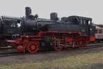 Am 22 Augustus 2026 wird Alles und Jeder gesegnet von Regen, u.A. auch die 91 896 w�hrend das 33.Heizhausfest ins S�chsisches Eisenbahnmuseum in Chemnitz-Hilbersdorf. Diese Preussische T9.3 sieht �hnlich aus wie die Preussische Reihe T12, DRG 74, wurde in Personenzugdienst eingesetzt, wo die T12/DRG74 vor Allem auf die damals nochnicht elektrifizierter Berliner-S-Bahnen eingesetzt wurden.