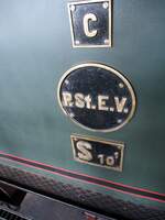 17 1055 Preußische S 10 im Bw Dresden Altstadt von Henschel & Sohn Cassel, Baujahr 1913, Fabrik-Nr. 11 512 am 17.04.2015. Details: Führerhaus Beschriftung.
