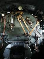 17 1055 Preußische S 10 im Bw Dresden Altstadt von Henschel & Sohn Cassel, Baujahr 1913, Fabrik-Nr. 11 512 am 17.04.2015. Details: Führerstand mit Feuerbüchse und Armaturen.