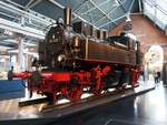 98 001 der Windbergbahn im Technikmuseum in Chemnitz am 19.04.2017. Es gab für die Windbergbahn zunächst 2 Dampflokomotiven der Bauart Meyer von Hartmann in den jahren 1890 und 1891 gebaut. Von 1910 bis 1914 wurden insgesamt 18 weitere Dampflokomotiven in wesentlich verstärkter Ausführung gebaut. Von der Deutschen Reichsbahn wurden 15 Lokomotiven übernommen. Bis 1967 waren die 98.0 (sächs. I TV) im Einsatz und im Bw Dresden-Altstadt stationiert. Nur die 98 001 blieb für das Verkehrsmuseum Dresden erhalten und ist derzeit im Technikmuseum Chemnitz ausgestellt.