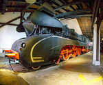 Die Dreizylinder-Schnellzug-Neubaudampflokomotive der Deutschen Bundesbahn 10 001 am 27.03.2016 Deutschen Dampflokomotiv-Museum in Neuenmarkt-Wirsberg.