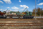 Der Wyhlen 10 t-Schienendrehkran (DB BA 074 mit Dieselmotor), ursprünglich als DB BA 064 mit Handantrieb betrieben, mit Schutzwagen BA 811 (ex DB 30 80 945 5 009-9) am 21.04.2023 im DDM -