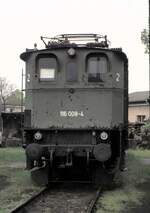 116 008-4 im Eisenbahnmuseum Darmstadt im Mai 1984. Frontansicht.