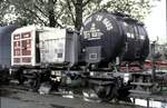 Güterwagen BTs 50 012 192 mit verschiedenen Containern  Von Haus zu Haus  im Eisenbahnmuseum Darmstadt im Mai 1994.