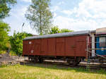 Zweiachsiger gedeckter Güterwagen 01 RIV Europ 80 DB 133 3 705-3 der Gattung Gs 213 am 28.05.2016 im Eisenbahnmuseum Dieringhausen.

TECHNISCHE DATEN:
Spurweite: 1.435mm
Achsanzahl: 2
Länge über Puffer:  11.080 mm
Radsatzstand:  5.700 mm
Ladelänge:  9.280 mm
Ladebreite:  2.710 mm
Ladefläche:  25,2 m²
Laderaum:  64,0 m³
Türöffnung (B × H):  2.000 × 2.000 mm
Höchstgeschwindigkeit: 100 km/h
Kleinster bef. Gleisbogenradius:  35  m
Bauart der Bremse:  KE-GP
Austauschverfahren:  01
Intern. Verwendungsfähigkeit:  RIV-EUROP

Die Wurzeln der EUROP-Güterwagen-Gemeinschaft gehen bis in das Jahr 1951 zurück. Damals schlossen die Deutsche Bundesbahn (DB) und die Französische Staatsbahnen (SNCF) auf Grundlage des RIV (Übereinkommen über die gegenseitige Benutzung der Güterwagen im internationalen Verkehr (Regolamento Internationale Veicoli)) ein Abkommen, wonach ein Teil ihrer Güterwagen gemeinsam genutzt werden konnten. 1953 führte dieses erfolgreiche Abkommen zur Gründung der Europäischen Güterwagengemeinschaft, der die CFL, DB, DSB, FS, NS, ÖBB, SAAR, SBB, SNCB und SNCF angehörten. Jede Bahngesellschaft brachte eine bestimmte Anzahl offener und gedeckter Güterwagen ein, die innerhalb der Gemeinschaft freizügig verwendet werden konnten. Alle dem EUROP-Fahrzeugpool angehörenden Fahrzeuge erhielten auf der Seitenwand zusätzlich zur Landeskennung den Schriftzug  EUROP , zunächst zusammen mit der Eigentumsangabe, Wagennummer und Gattungsbezeichnung in einem rechteckigen Rahmen, mit Einführung der 12-stelligen Wagennummer zum 1.1.1964 separat stehend.  