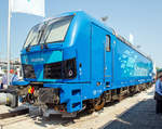 Der Bahntechnikhersteller Siemens bietet für Deutschland eine neue Lokomotive an.
Auf der transport logistic 2019 in München (hier 05.06.2019) präsentierte Siemens seine „Smartron“ 192 002-4 (91 80 6192 002-4 D-SIEAG).

Die Lok wurde 2019 von Siemens in München unter der Fabriknummer 22567gebaut.

Die Siemens Smartron (BR 192) ist auf eine definierte Transportaufgabe zugeschnitten und nutzt alle Vorteile der Standardisierung.

Als vorkonfigurierte Maschine ist die neue Lokomotive für den Güterverkehr in Deutschland konzipiert und ermöglicht nach Herstellerangaben den Kunden einen kosteneffizienten Betrieb bei hoher Betriebssicherheit. Der Smartron ist als Standard-Lokomotive für Deutschland gedacht und hat die Zulassung für Deutschland bereits erhalten. Die Loks sind ab sofort bestellbar. Sieben Loks wurden bereits gebaut und ausgeliefert, diese hier (192 002-4) steht für Probefahrten und Vorführungszwecke zur Verfügung.

Der Smartron basiert auf bewährten Komponenten des Vectron, die ihre Zuverlässigkeit bereits in über 100 Millionen Betriebskilometern bewiesen haben. Der Smartron verfügt über eine Leistung von 5.600 kW und erreicht eine maximale Geschwindigkeit von 140 km/h. Der Smartron ist für das 15 kV AC Spannungssystem ausgelegt und mit dem Zugsicherungssystem PZB/LZB ausgerüstet. Die Lokomotive wird standardmäßig in der Farbe „capriblau“ ausgeliefert.  Die Doppeltraktion über TMC, Artrein, mit Vectron und ES64F4 ist möglich.

Technische Daten, des Smartron – BR 192
Spurweite: 1.435 mm
Achsformel: Bo'Bo'
Länge über Puffer: 18.980 mm
Drehzapfenabstand: 9.500 mm
Achsabstand im Drehgestell: 3.000 mm
Breite: 3.012 mm
Höhe:  4.248 mm
Raddurchmesser :  1.250 mm (neu) / 1.160 mm (abgenutzt)
Gewicht:  83 t
Spannungssysteme: 15 kV, 16,7 Hz u
Max. Leistung am Rad:  6.400 kW
Höchstgeschwindigkeit:140 km/h
Anfahrzugskraft:  300 kN
Dauerzugkraft:  250 kN
Zugsicherung: PZB / LZB
