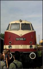 Von den Eisenbahnfreunde Traditionsbahnbetriebswerk Sta�furt e.V. kam zum 5. Berliner Eisenbahnfest 118 586-7 (gesehen Berlin Bw Sch�neweide 09.09.2012)