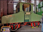 Nach ersten erfolgreichen Versuchen mit einem umgebauten Tramwagen, wurde dieser im Jahr 1899 umgebaut und erhielt einen Lokkasten aus Stahl mit einem drehbaren Träger, hinten sichtbar, für die drei Stromabnehmer auf dem Dach. Im Lokkasten fand der Transformator Platz. Die Lok konnte mit 750, 2.000 und 10.000 Volt betrieben werden. Mit einer Last von 30 Tonnen und 700 Volt kam sie auf 60 km/h Höchstgeschwindigkeit. Die Berliner Versuchsstrecke wurde vom Engadiner Weg zum Lichterfelder Weg 1898 gebaut und war 1,8 km lang. Beim 17. Dresdner Dampfloktreffen konnte die Lok bei engen Platzverhältnissen im Depot am 12.04.2025 fotografiert werden.<br>
---<br>
Ein paar technische Daten: Baujahr 1898 mit hölzernen Aufbau; Höchstgeschwindigkeit 60 km/h; Leistung 176 kW bei 850 Volt; Antriebsart: Tatzmotorantrieb; Achsanordnung: BO; Dienstmasse ca 16t.