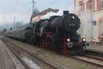 EFZ 52 7596 steht mit der Tunnelzug aus St.-Georgen und Triberg am 29 Dezember 2024 in Hausach.