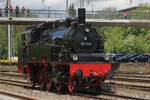 UEF's 75 1118 hatan 16 Mai 2026 soeben frisches Wassergefasst in Villingen (Schwarzwald) und soll sich an ein Sonderzug aus Rotterdam setzen als Schiebelok. Leider hatte der Bahn�bergang bein Bahnhof richtung Donaueschingen (wieder) keine Lust mit zu spielen und traktierte der ganze Bahnverkehr in die gegend auf einer 2,5 st�ndige Versp�tung...