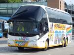 Neoplan Starliner von JobTours aus Deutschland im Stadthafen Sassnitz.