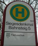 (131'564) - VAG-Haltestellenschild - Freiburg, Siegesdenkmal - am 11. Dezember 2010