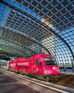   Die PKP Intercity EU 44  Husarz - Husar   5 370 001 (91 51 5370 010-8 PL-PKPIC 1251), eine Siemens ES64U4-D, hat am 27.06.2017, mit dem EIC 17003 / EC 44   Warszawa-Berlin-Express , den Hauptbahnhof