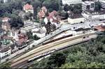 Bahnhof Geislingen Steige ein 455 wartet auf Einsatz und Durchfahrt eines Autoreisezuges am 28.06.1981.