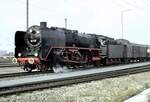 01 118 mit historischem Rheingold bei der Jubiläumsparade 150 Jahre Deutsche Eisenbahn in Nürnberg am 1409.1985.