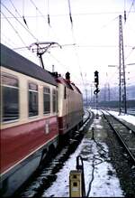 120 005-4 fährt mit IC aus Augsburg aus, am 30.01.1981.