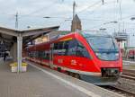 
Der Bombardier Talent Dieseltriebzug 643 533/943 033/643 033 (95 80 0643 533-2 D-DB/95 80 0943 014-0 D-DB/95 80 0643 033-3 D-DB/95 80 0943 033-0 D-DB) der DB Regio Südwest (Lahn-Eifel-Bahn) steht als RE 25  Lahntalexpress  Gießen – Limburg – Koblenz am 27.03.2015 im Bahnhof Gießen bereit. 

Der Triebzug wurde 2000 von Bombardier gebaut. 

Auch wenn der Fahrkomfort etwas höher sein soll, so ist dies auf der Lahntalbahn ein Rückschritt. Vor dem Fahrplanwechsel im Dezember 2014 wurde der Lahntalexpress mit Zügen der Baureihe 612 (Bombardier „RegioSwinger“) mit aktiver Neigetechnik gefahren. Diese Züge fuhren schneller durch das kurvenreiche Lahntal und erreichten eine Höchstgeschwindigkeit von 160 km/h.Die nun eingesetzten Züge ohne Neigetechnik sind langsamer. Obwohl nicht mehr in Eschhofen gehalten wird, fahren die Züge in Koblenz Hbf sechs Minuten früher ab, was zu kürzeren Umsteigezeiten führt. Durch die schlechtere Beschleunigung der Züge können Verspätungen auch nicht mehr aufgeholt werden.
