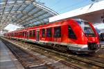   Der dreiteilige Dieseltriebzug - ALSTOM Coradia LINT 81 - 620 516 / 621 016 / 620 016 der DB Regio (VAREO) am 08.03.2015 beim Halt im Hauptbahnhof Köln.