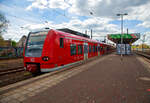 Zwei gekuppelte ET 425er (425 608/425 108 und 425 104/425 604) der DB Regio NRW verlassen am 30.04.2023, als RB 27  Rhein-Erft-Bahn“ (Mönchengladbach – Köln – Koblenz), den Bahnhof Köln-Ehrenfeld und fahren weiter in Richtung Köln Hbf.