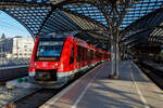 Der dreiteilige Dieseltriebzug ALSTOM Coradia LINT 81 – 620 047 / 621 047 / 620 547 der DB Regio NRW – vareo, gekuppelt mit einem weiteren, verlässt am 20 Mai 2025, als RB 38 „Erft-Bahn“ (Bedburg/Erft – Bergheim – Horrem – Köln Hbf – Köln Messe/Deutz), den Hauptbahnhof Köln und fährt weiter nach Köln Messe/Deutz.

Der Triebzug wurde 2016 von ALSTOM Transport Deutschland GmbH (vormals LHB) in Salzgitter-Watenstedt unter der Fabriknummer 1004089-047 gebaut. Er besteht aus den Einheiten 95 80 0620 047-0 D-DB / 95 80 0621 047-9 D-DB / 95 80 0620 547-9 D-DB.