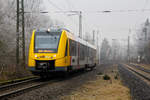 
Bei Nebel und leichtem Frost erreicht der VT 503 (95 80 1648 103-7 D-HEB / 95 80 1648 603-6 D-HEB) der HLB (Hessische Landesbahn GmbH), ein Alstom Coradia LINT 41 der neuen Generation, als RB 95 „Sieg-Dill-Bahn“ (Siegen – Dillenburg) am 02.01.2020 den Hp. Dillbrecht.