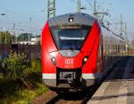 Der fünfteilige Alstom Coradia Continental mit modifiziertem Kopf 1440 723 / 1440 223 der DB Regio NRW erreicht am 08.10.2021, als RE 8  Rhein-Erft-Express  (Mönchengladbach - Köln - Koblenz), den Bahnhof Troisdorf.