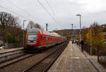 Der RE 9 - Rhein Sieg Express (RSX) Siegen - Köln – Aachen, geschoben von der 146 006-2 (91 80 6146 006-2 D-DB) der DB Regio NRW, am 14 November 2025 beim Halt im Bahnhof Kirchen/Sieg. 