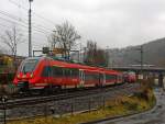 Zugbegegnung im Regen, es gibt wohl nur ein nasses Weihnachten:   Der RE 9 - Rhein-Sieg-Express begegnen sich in Betzdorf/Sieg bei Km 122,8 am 23.12.2012.