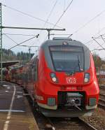 Noch sind die Trittstufen ausgeklappt, gleich geht die Reise der zwei gekuppelten vierteiligen Bombardier Talent 2 - 442 263 / 763 und 442 261 / 761 als RE 9 - rsx – Rhein-Sieg-Express (Siegen