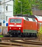 Die 120 208-4 (ex 120 139-1) zieht den RE 9 - Rhein Sieg Express (RSX) Aachen - Kln - Siegen am 11.05.2013 nun vom Bahnhofes Betzdorf/Sieg weiter in Richtung Siegen.